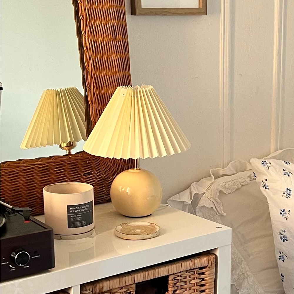 Pleated mini ceramic lamp with bulb